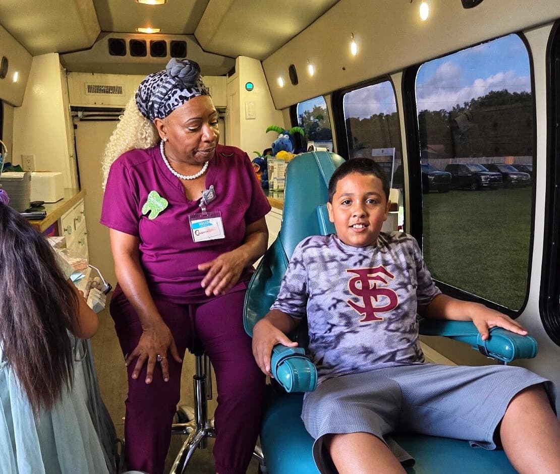 Free dental exams for children in the mobile clinic